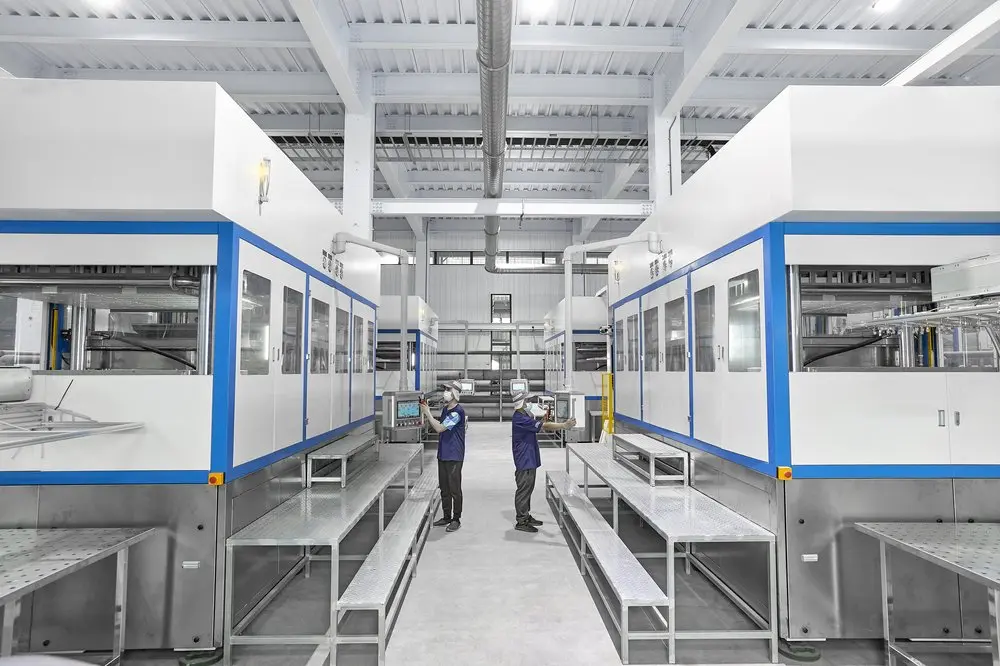 紙漿模塑成型機台 Molding machines on the production floor